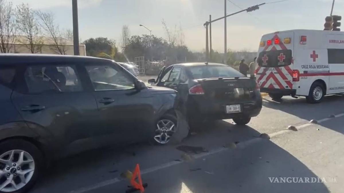 Vehículo se ‘adueña’ de bulevar y causa choque contra camioneta en Saltillo