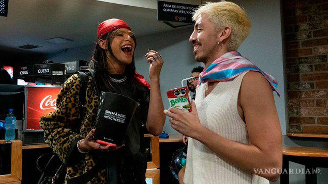 $!Mujeres trans protestan en Cineteca Nacional, ‘toman’ la dulcería y reparten productos