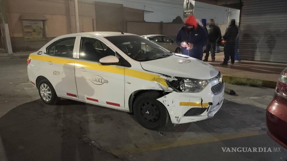 Chocan en el centro de Saltillo y ambos alegan tener luz verde; mujer lesionada