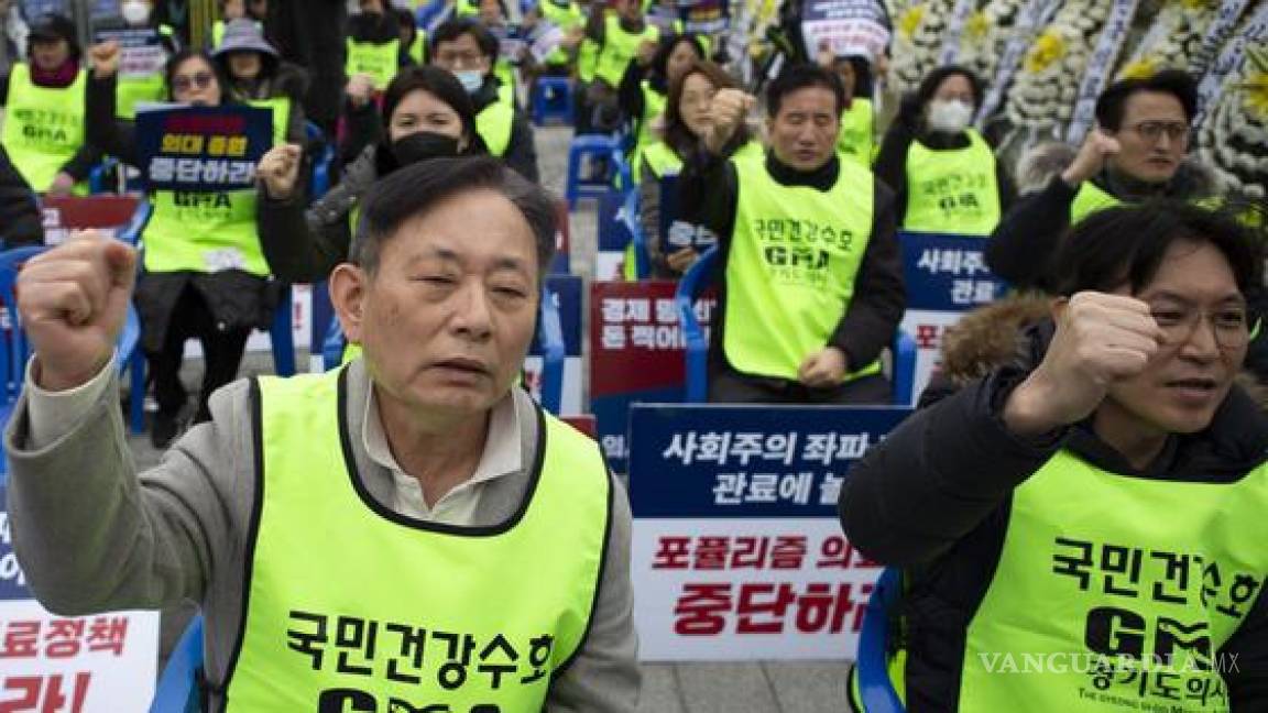 Miles de médicos surcoreanos siguen en huelga; les suspenderán licencias