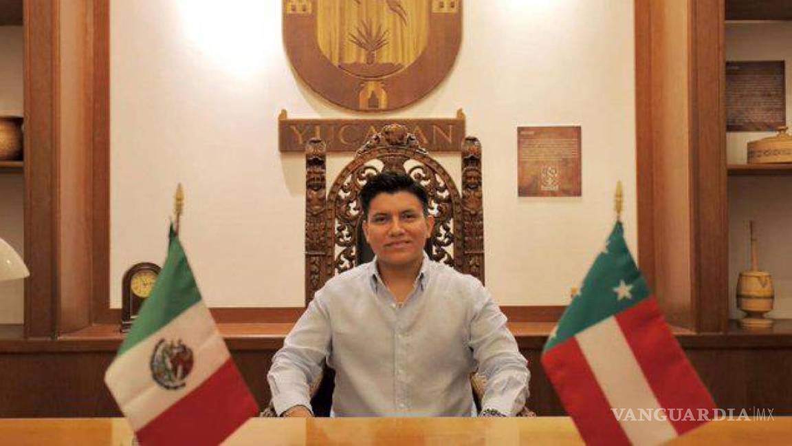 Indigna en redes sociales foto del hijo del gobernador de Yucatán sentado en la silla oficial