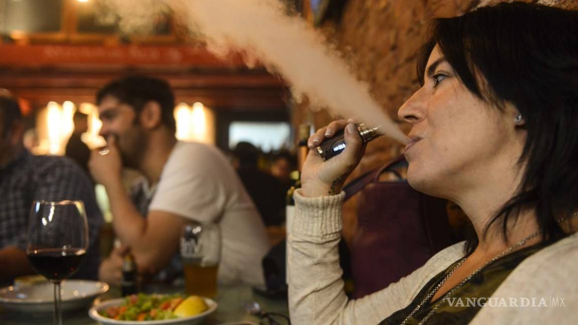 Jueces dicen no a veto contra fumadores en restaurantes y bares