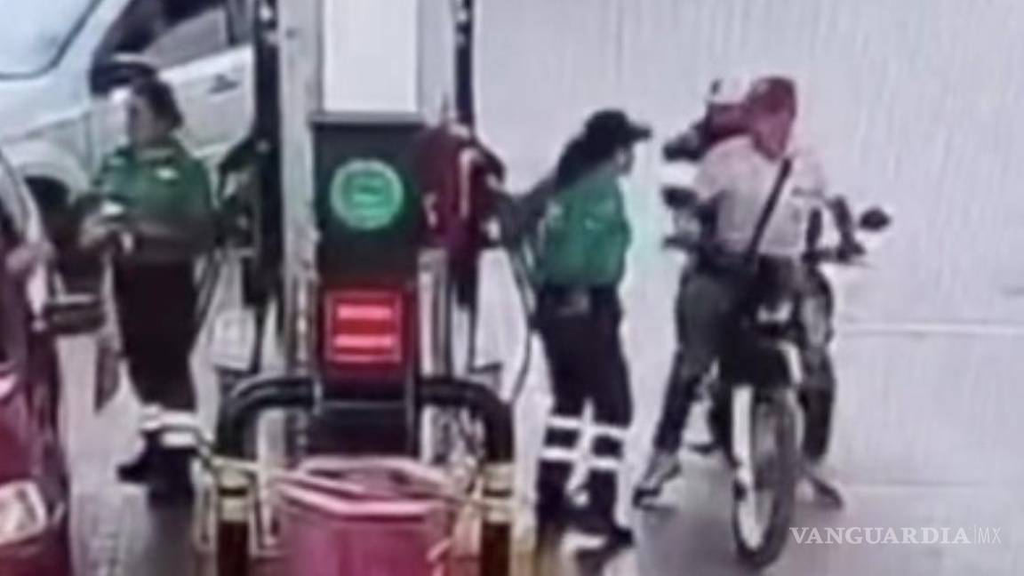 Empleada de gasolinera frustra asalto; rocía con combustible a los ladrones (video)