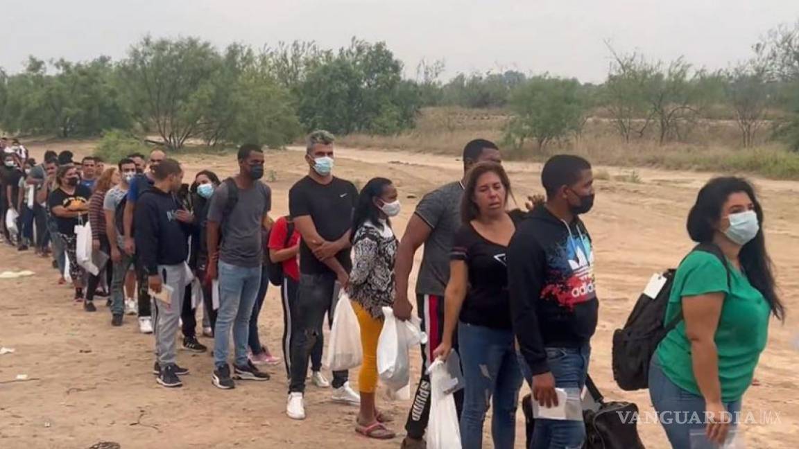 Continúan cruzando grandes grupos de indocumentados por frontera de Piedras Negras