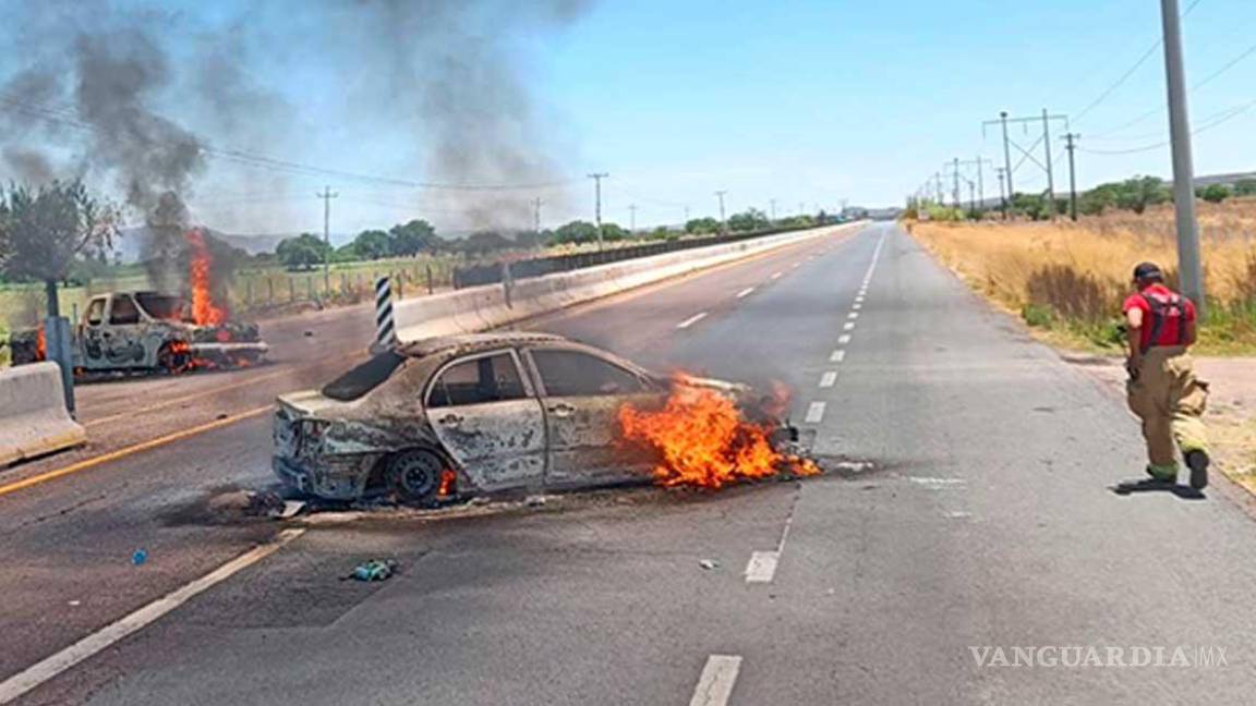 Reportan bloqueos y vehículos incendiados en carretera federal de Zacatecas; encuentran restos humanos