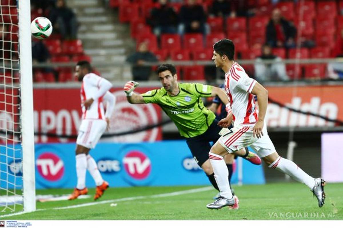 Alan Pulido debuta con el Olympiacos