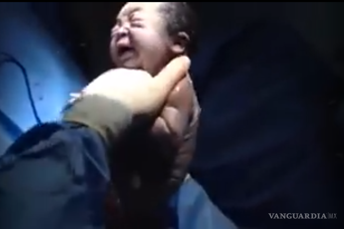 Recién nacido bosteza dentro del saco amniótico