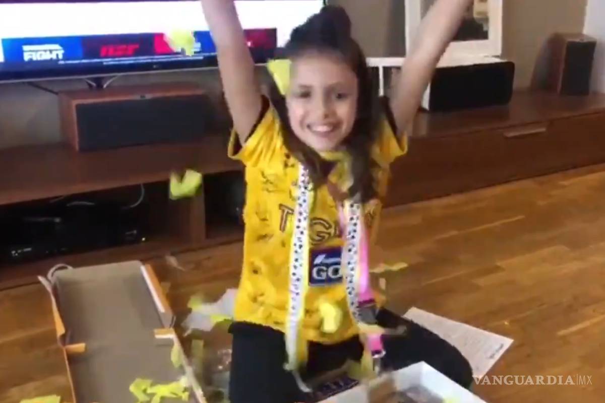 ¡El increíble gesto de Tigres Femenil! Le regaló playeras y estampitas a niña que pidió a Panini un álbum de mujeres