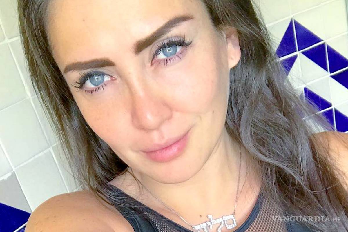 Celia Lora hace sexy invitación