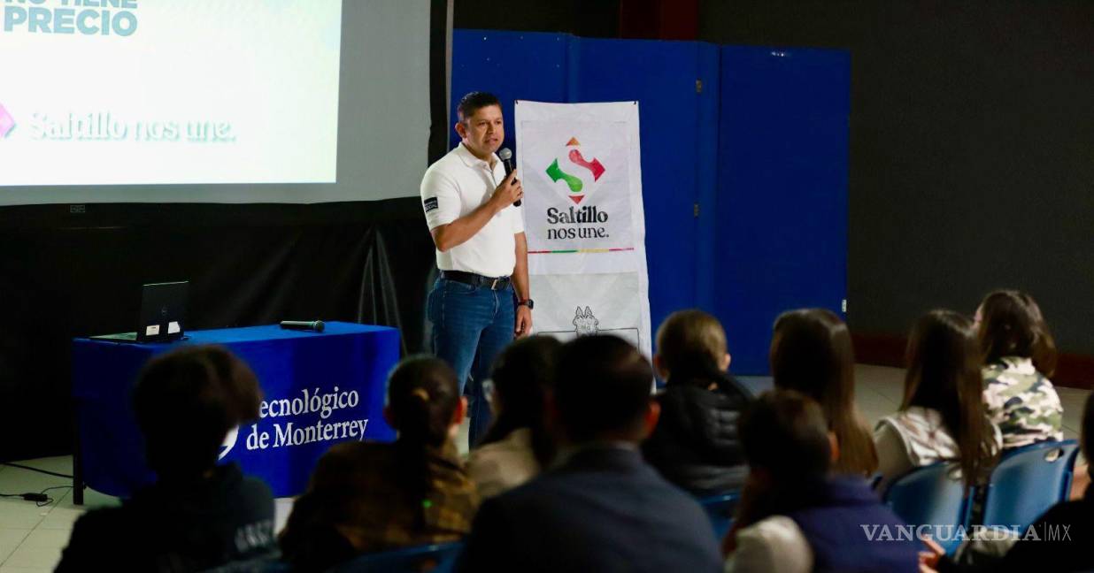 $!Miguel Ángel Garza Félix, comisionado de Seguridad y Protección Ciudadana, dirige un mensaje a estudiantes durante el programa ¡Bájale! Cuidemos la Vida.