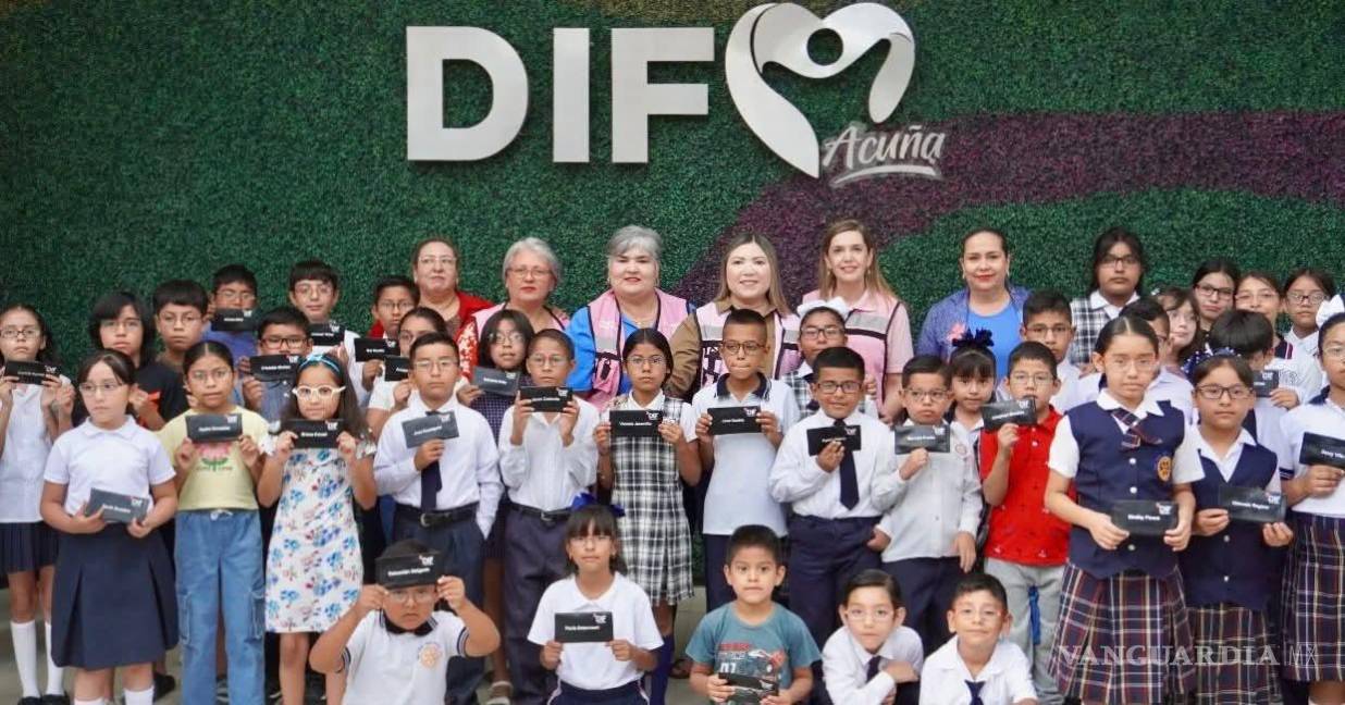 $!Niños beneficiados muestran sus nuevos lentes durante la entrega encabezada por Yahaira Romero.