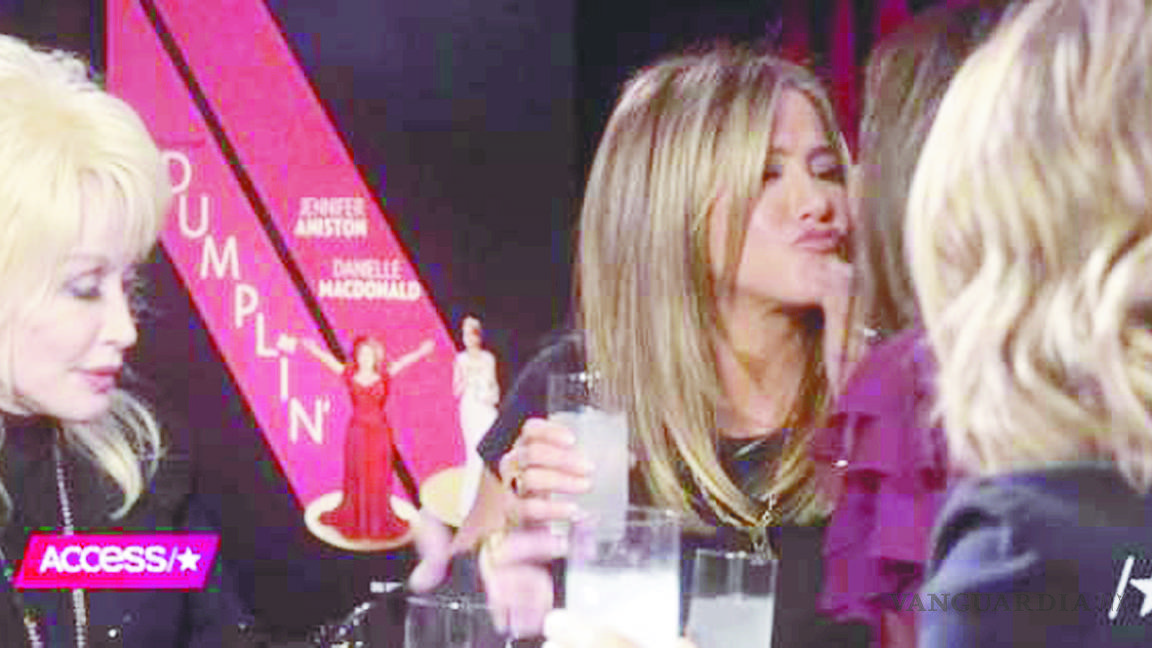 Jennifer Aniston y Sandra Bullock sorprenden con beso