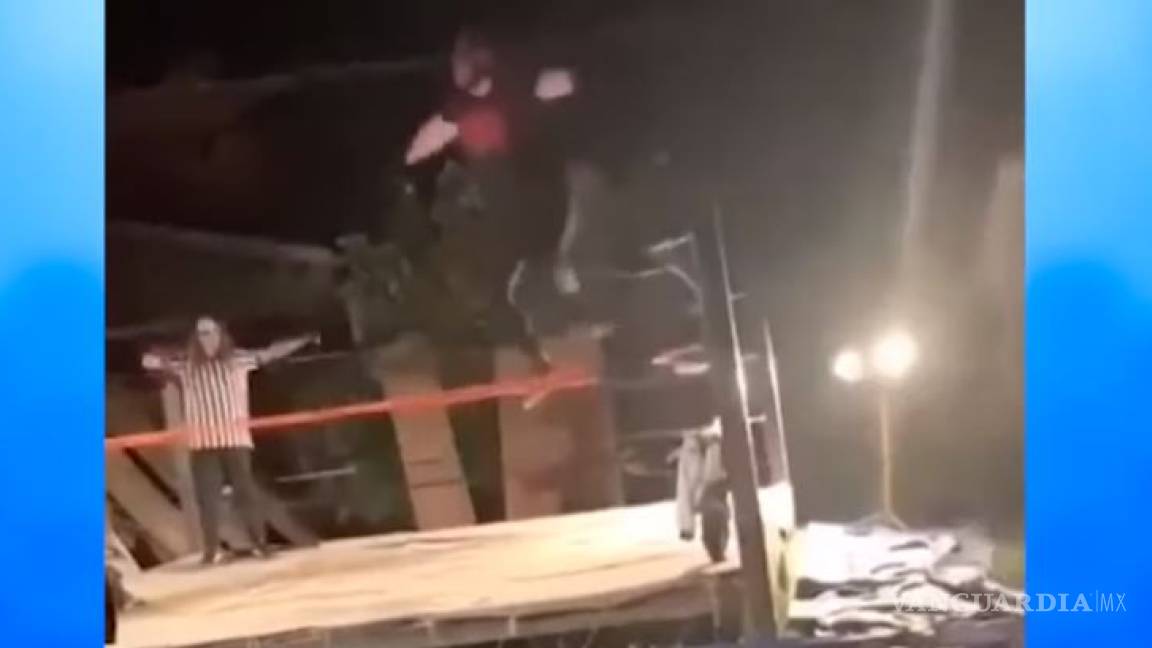 Luchador se rompe las piernas tras saltar al ring