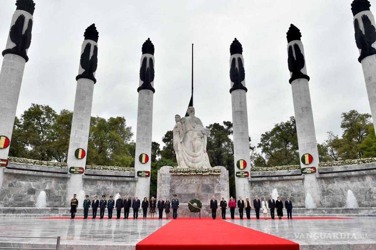 AMLO monta guardia de honor en Monumento a Niños Héroes