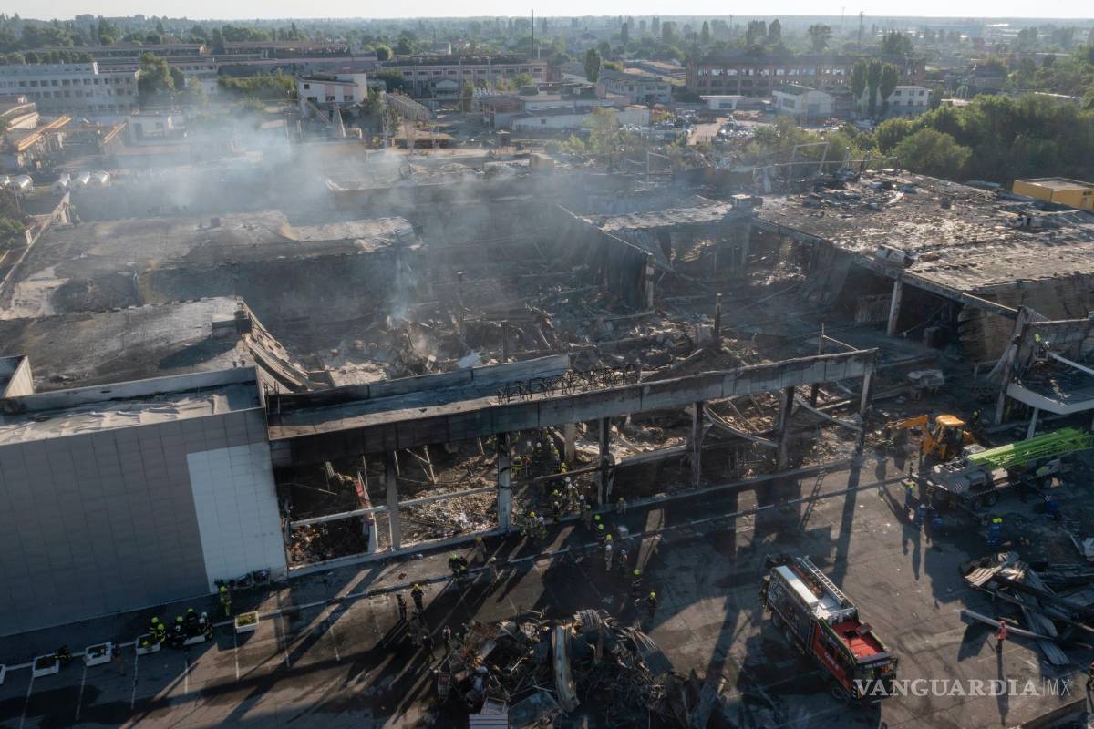 Rescatistas buscan víctimas en centro comercial ucraniano bombardeado por Rusia