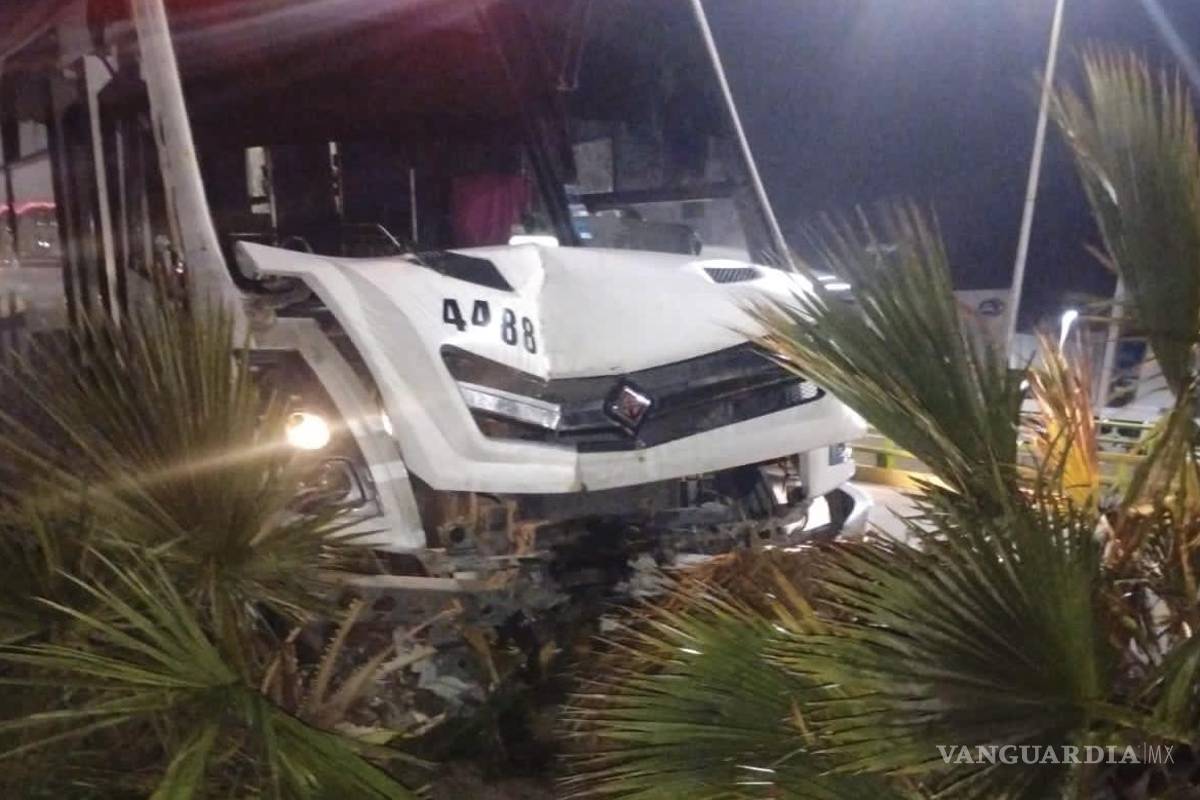 Saltillo: se duerme operador al volante, sube el camellón y arrasa con árboles en V. Carranza