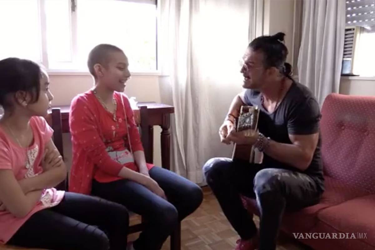 Por su salud no va a concierto de Arjona, y él le canta a domicilio