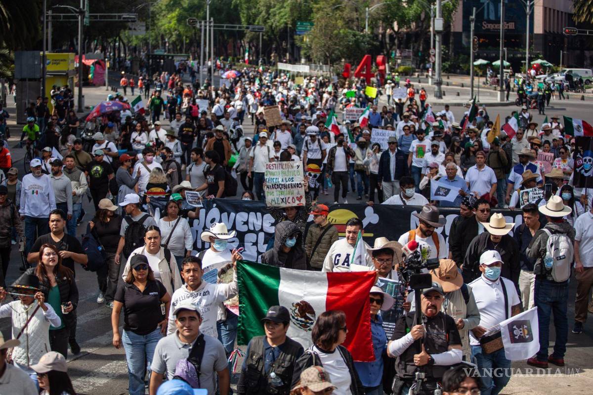 Marcha de blanco la Generación Z por las calles de la Ciudad de México
