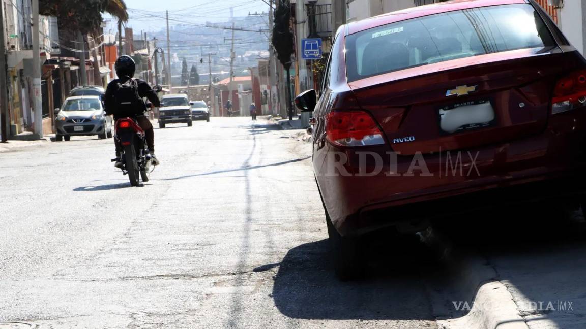 Saltillo: indignación ciudadana por la falta de multas a quienes obstruyen banquetas