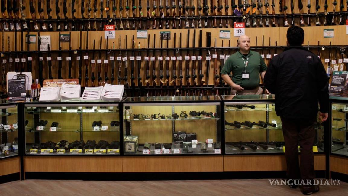 Cadena Dick’s suspende venta de fusiles y cargadores a menores de 21 años