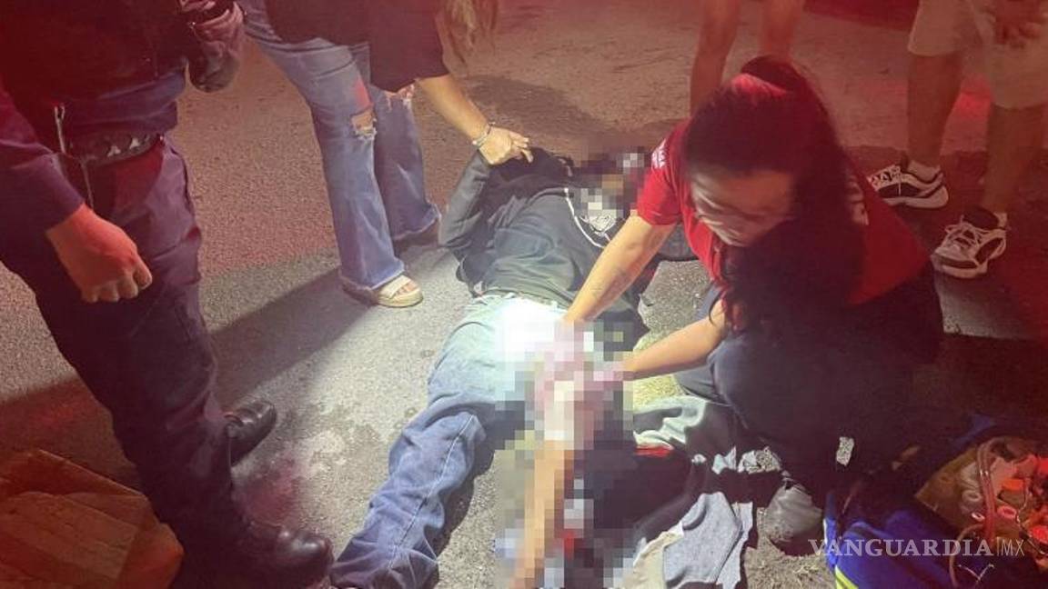 $!Elementos de emergencia trasladaron al lesionado a la Clínica Dos del IMSS para atención médica.