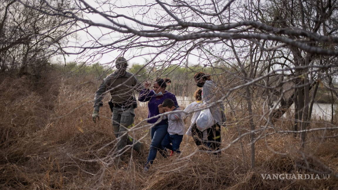 Biden insta a México a hacer más para detener la migración