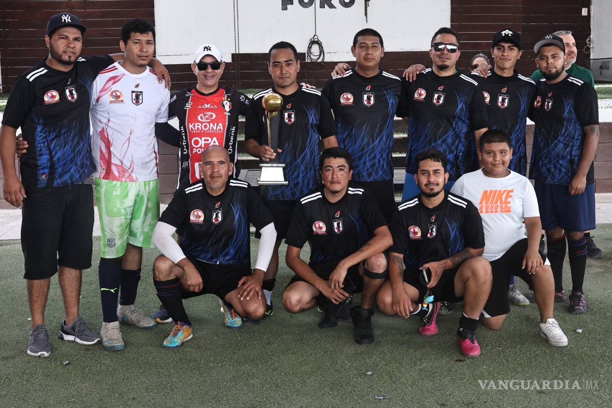 $!Deportivo Maquinado recibe el reconocimiento por el segundo lugar de manos del gerente de la planta.