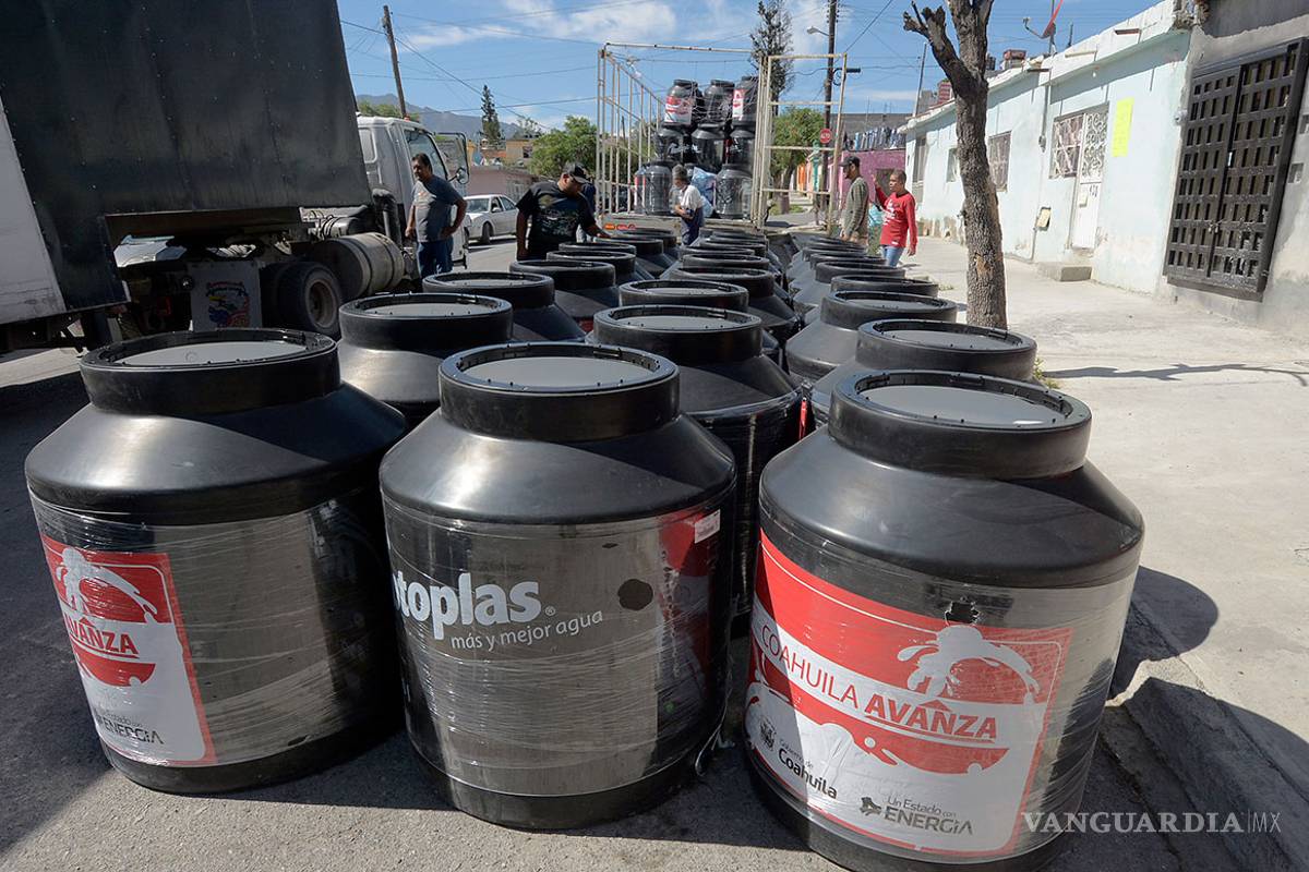 Entregan más de 90 tinacos en la colonia Centenario de Saltillo