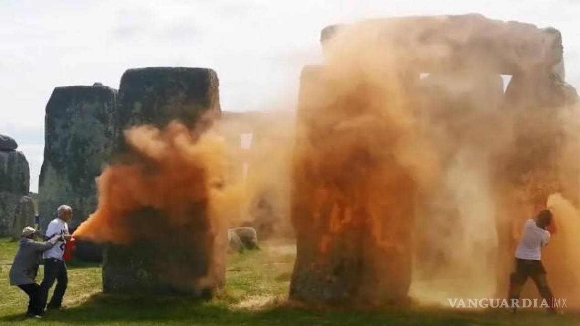 Activistas ambientales 'Just Stop Oil' pintan con aerosol Stonehenge