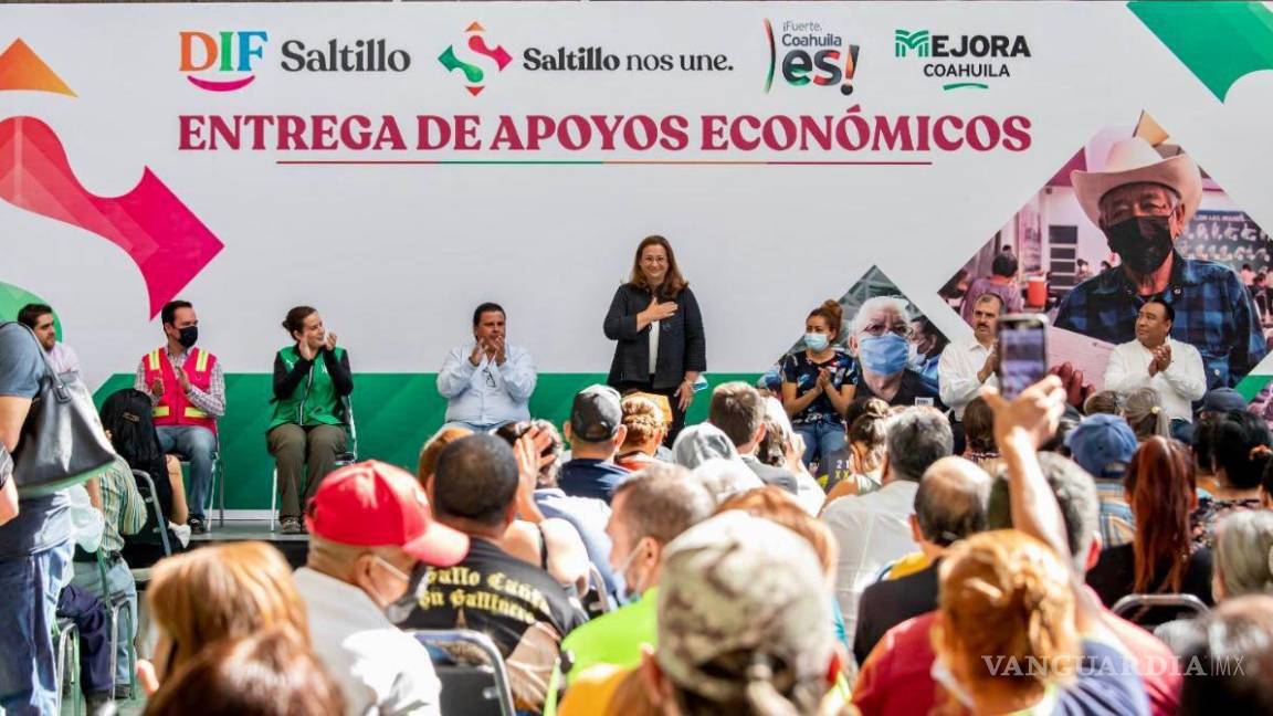 Entregan Gobierno Municipal y DIF Saltillo apoyos económicos a población vulnerable