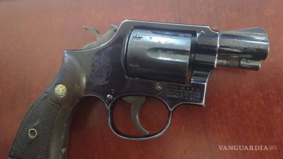 Causa pánico en su secundaria, un adolescente de 14 años portaba un arma calibre 38