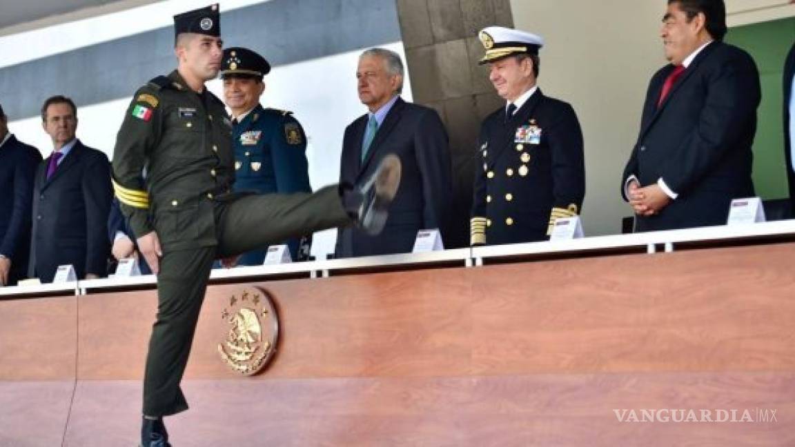 Encabeza AMLO graduación de sargentos en Puebla
