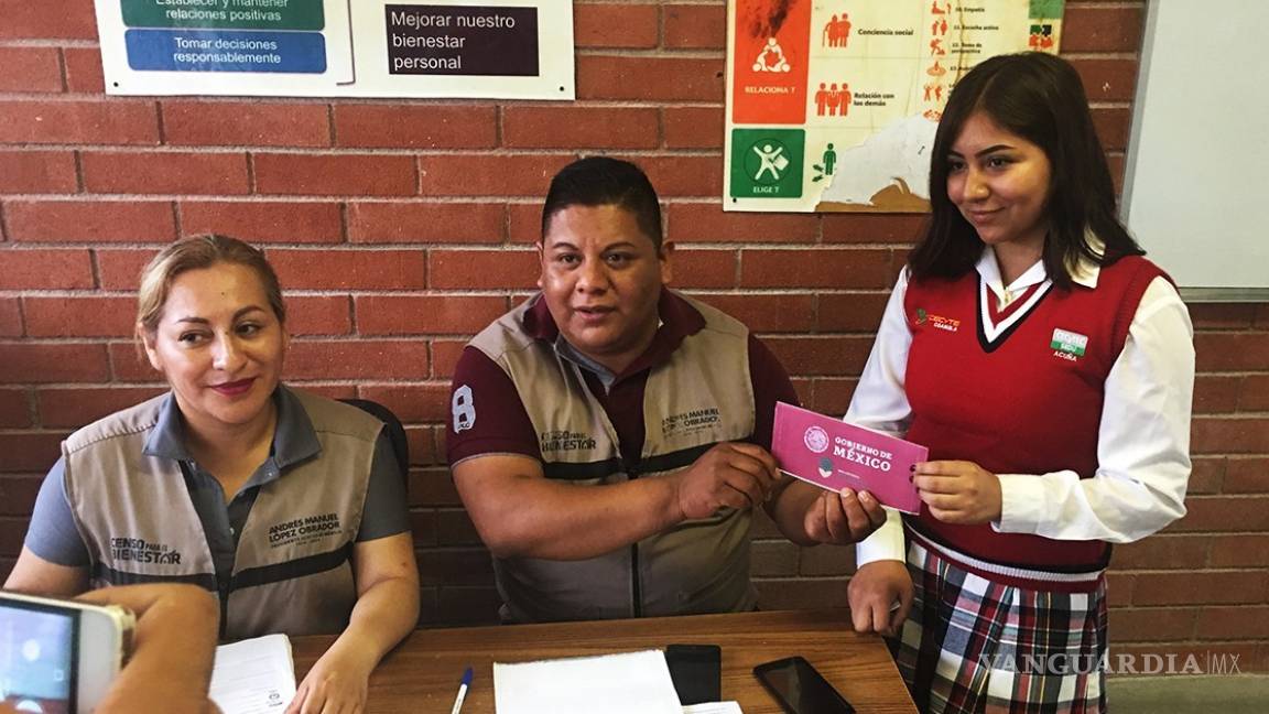 Entregan becas a estudiantes de la Universidad para el bienestar 'Benito Juárez' en Piedras Negras
