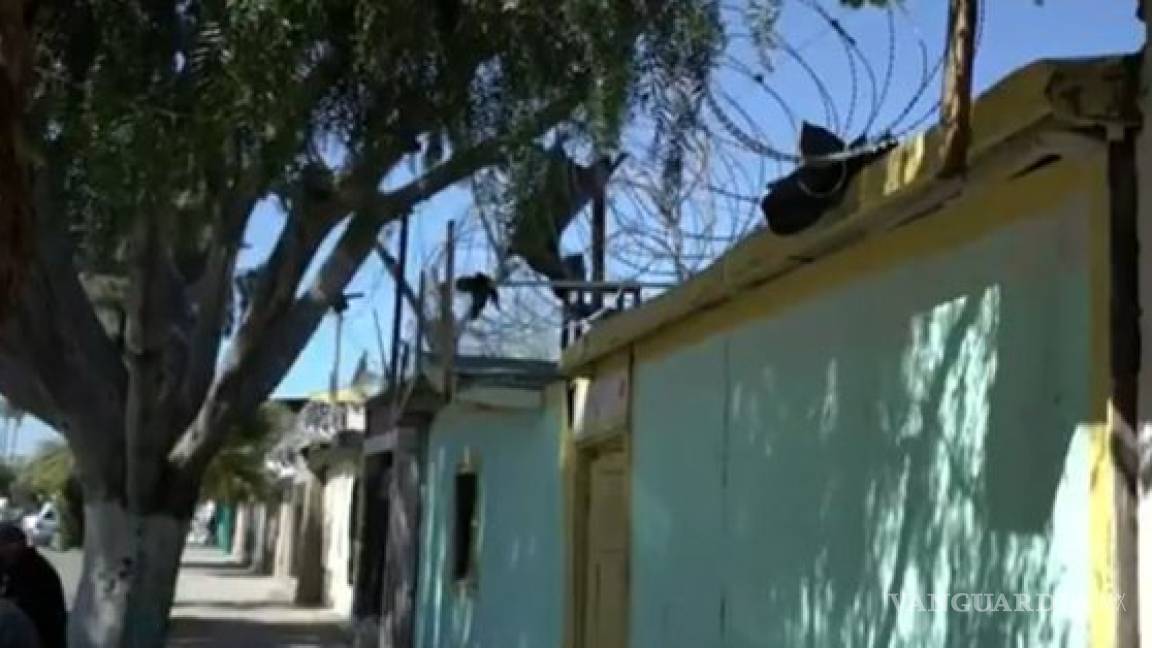 En Tijuana se roban alambre de púas de la frontera para ponerlo en sus casas