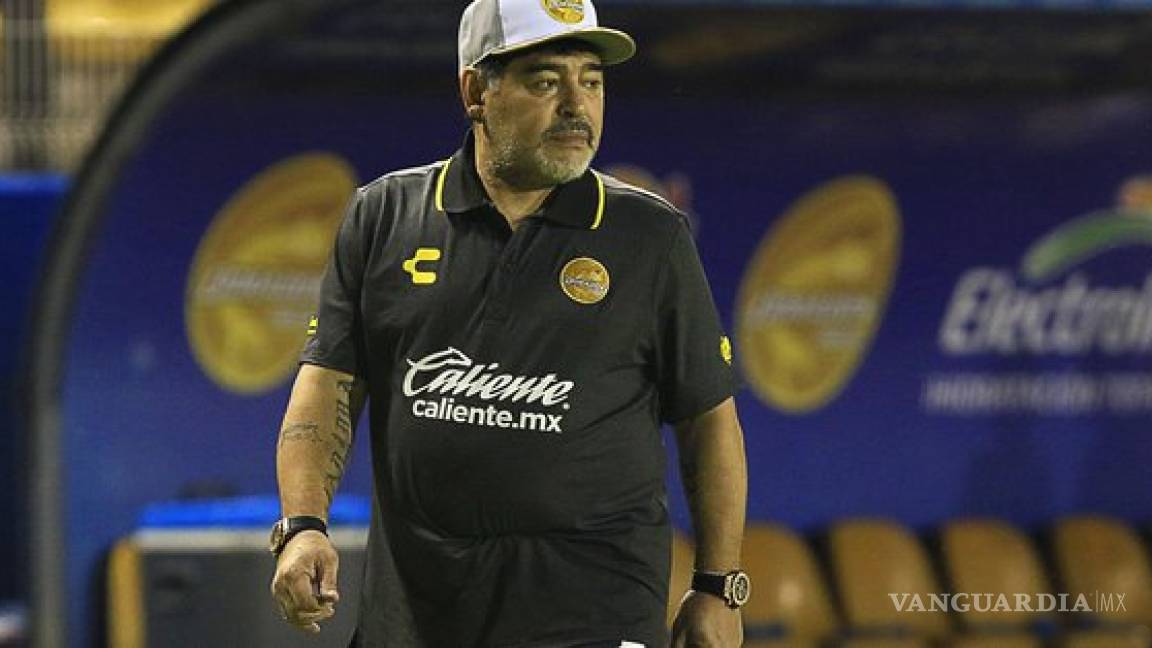 Maradona es acosado por un reportero en el hotel