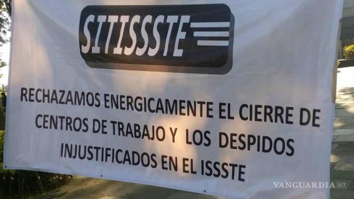 Trabajadores del ISSSTE protestan contra recortes de personal