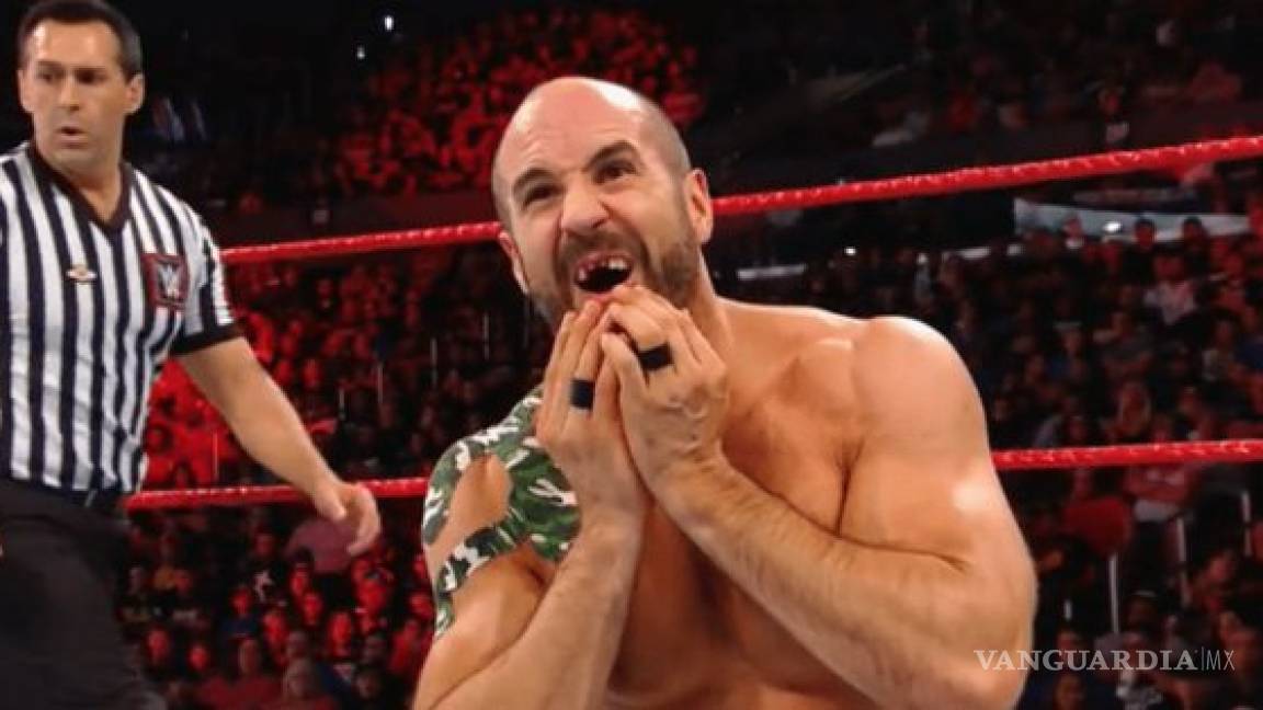 Luchador de la WWE pierde los dientes tras un golpe