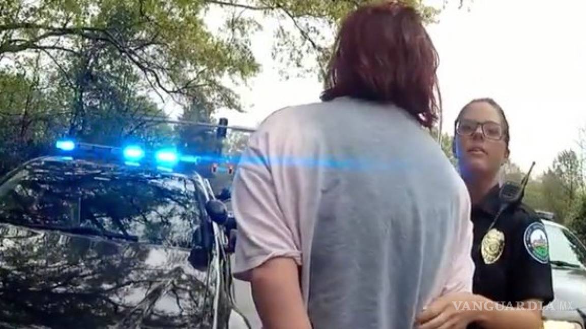Dos policías de EU apuestan arrestar a joven usando &quot;cara o cruz&quot;