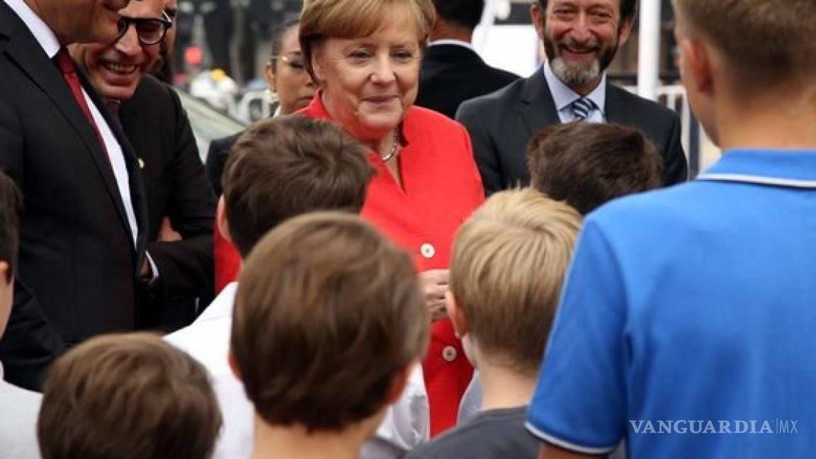 Recorre Merkel feria científica en el Monumento a la Revolución