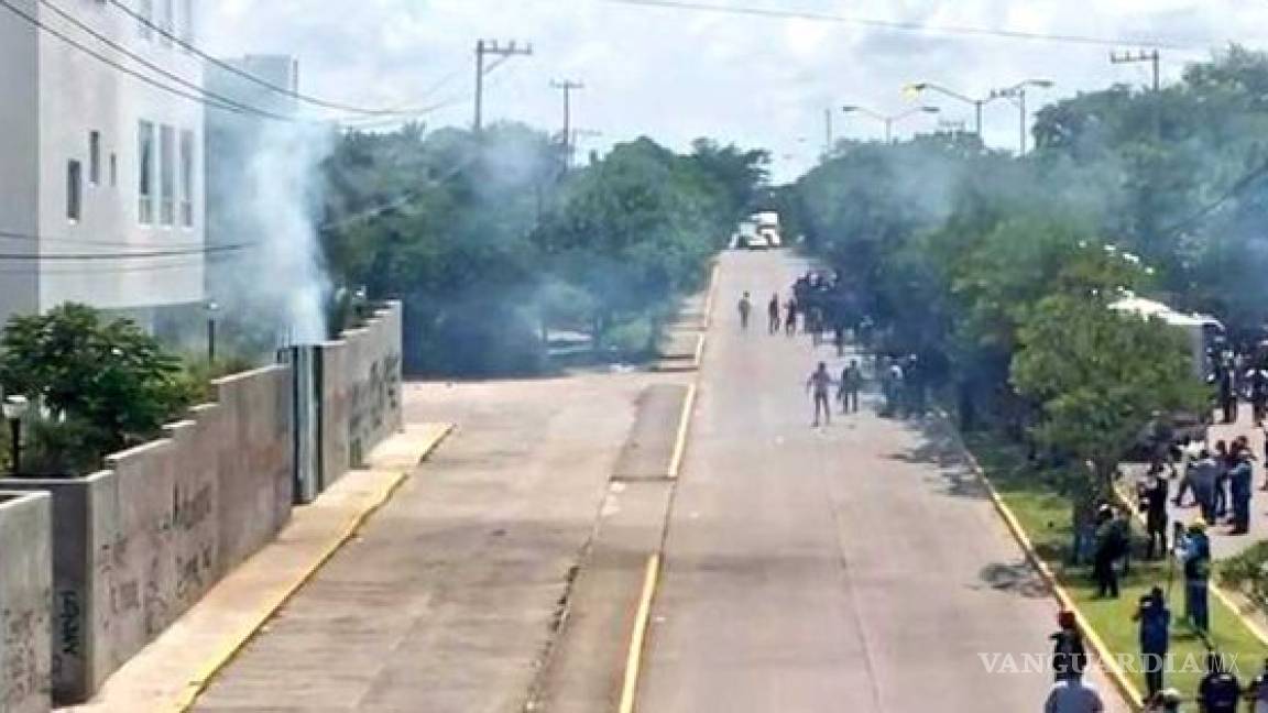 Arrojan petardos contra Palacio de Justicia de Iguala por aniversario de desaparición de 43 estudiantes