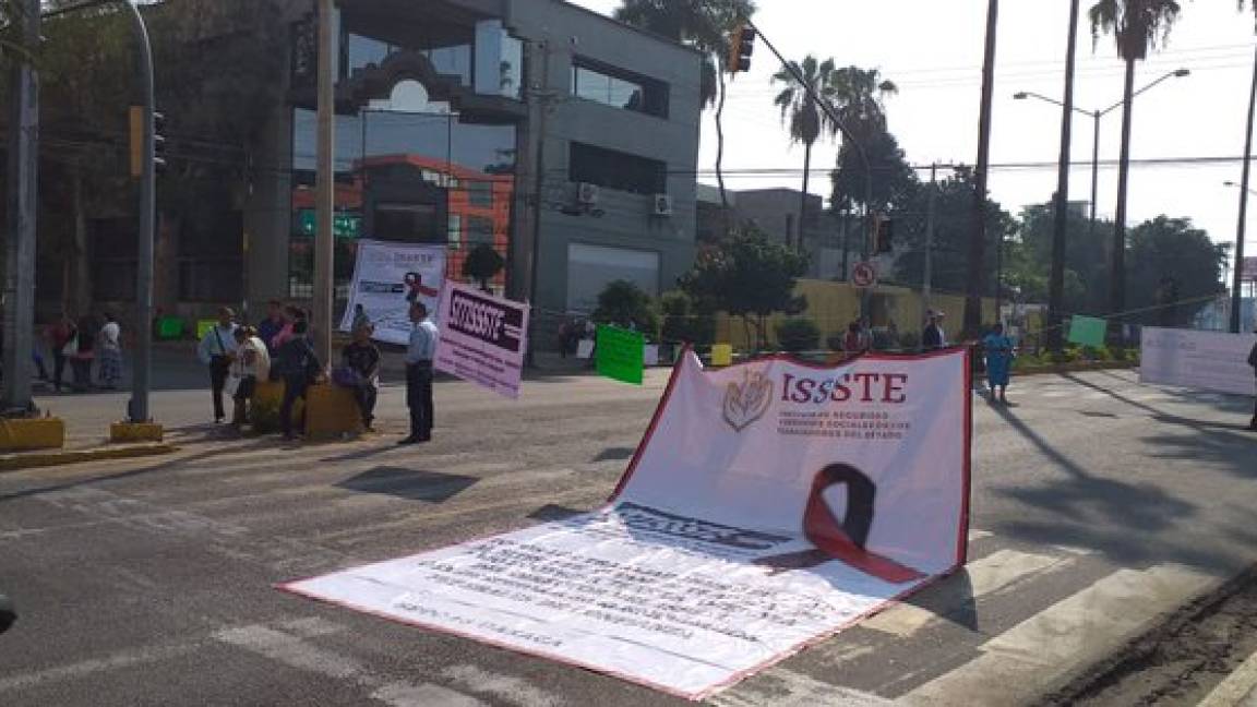 $!Trabajadores del ISSSTE protestan contra recortes de personal