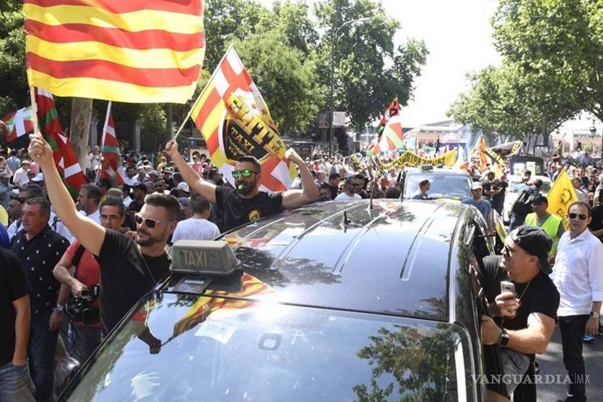 Miles de taxistas colapsan Madrid y Barcelona protestando contra Uber y Cabify