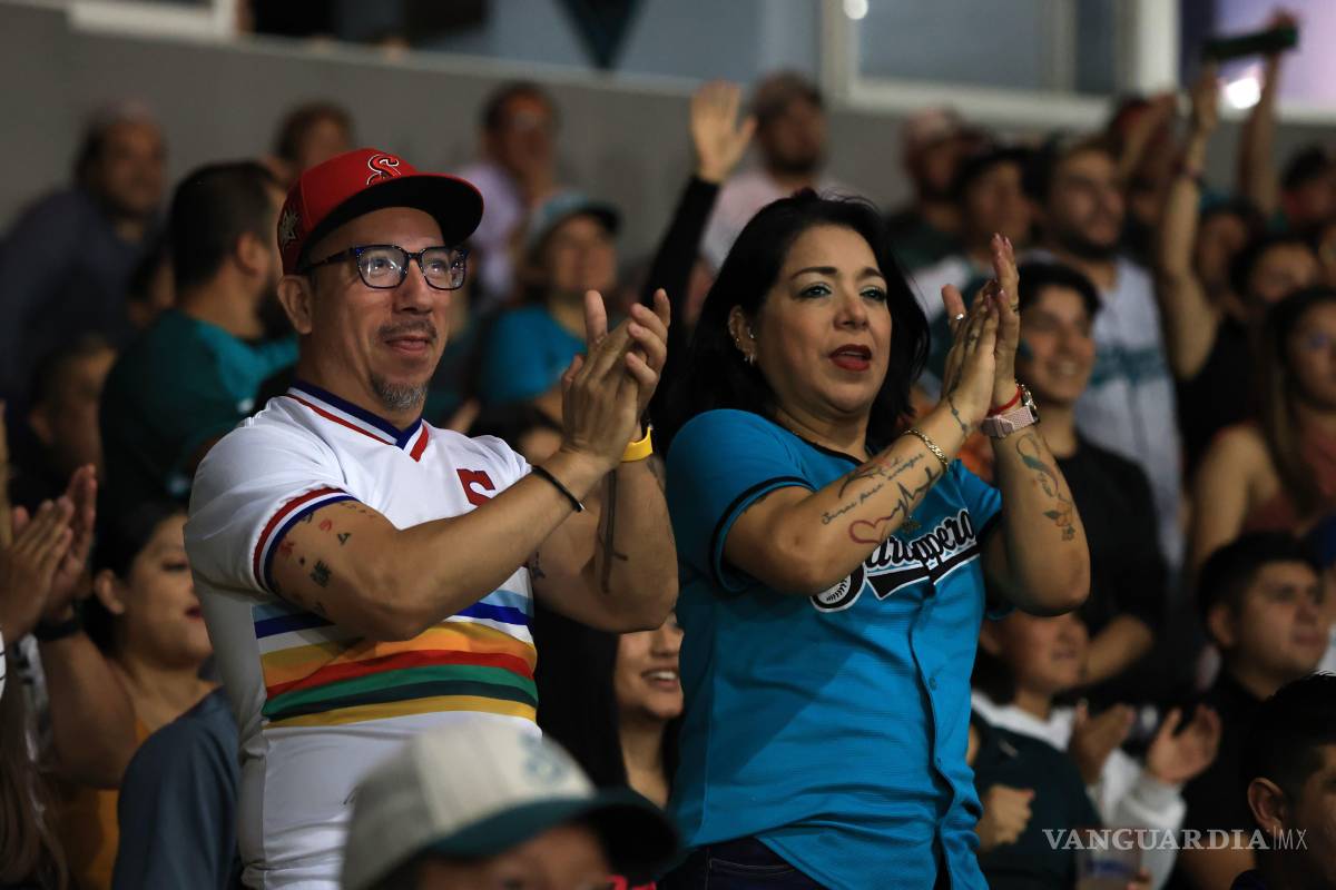 $!La afición saltillense rindió homenaje a Andrés Mora en una emotiva ceremonia en la cuarta entrada del juego.