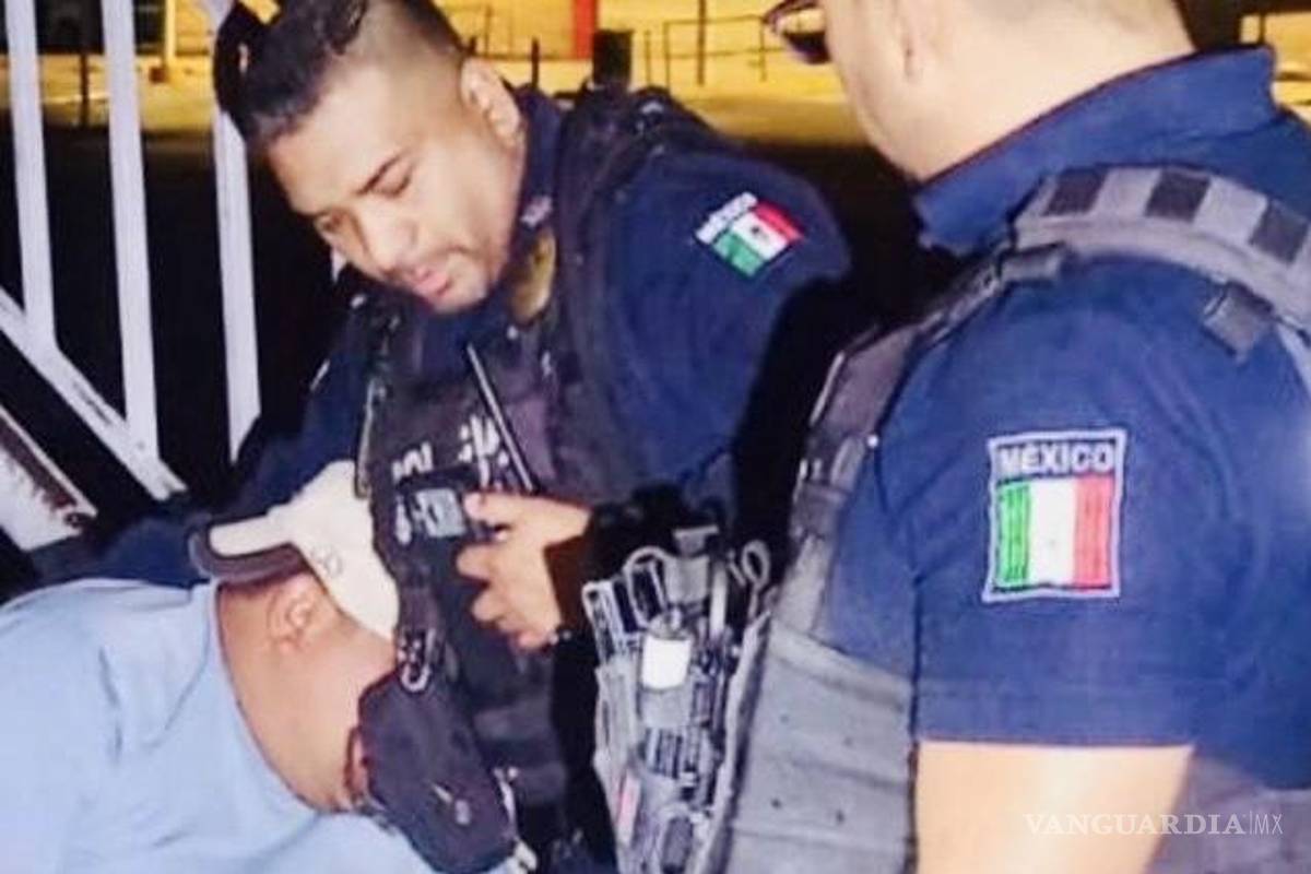 $!El delegado del sector sur intervino directamente al sujetar de los pies al hombre en riesgo, mientras otros oficiales lo distraían; posteriormente fue canalizado a la UNIF para recibir atención especializada