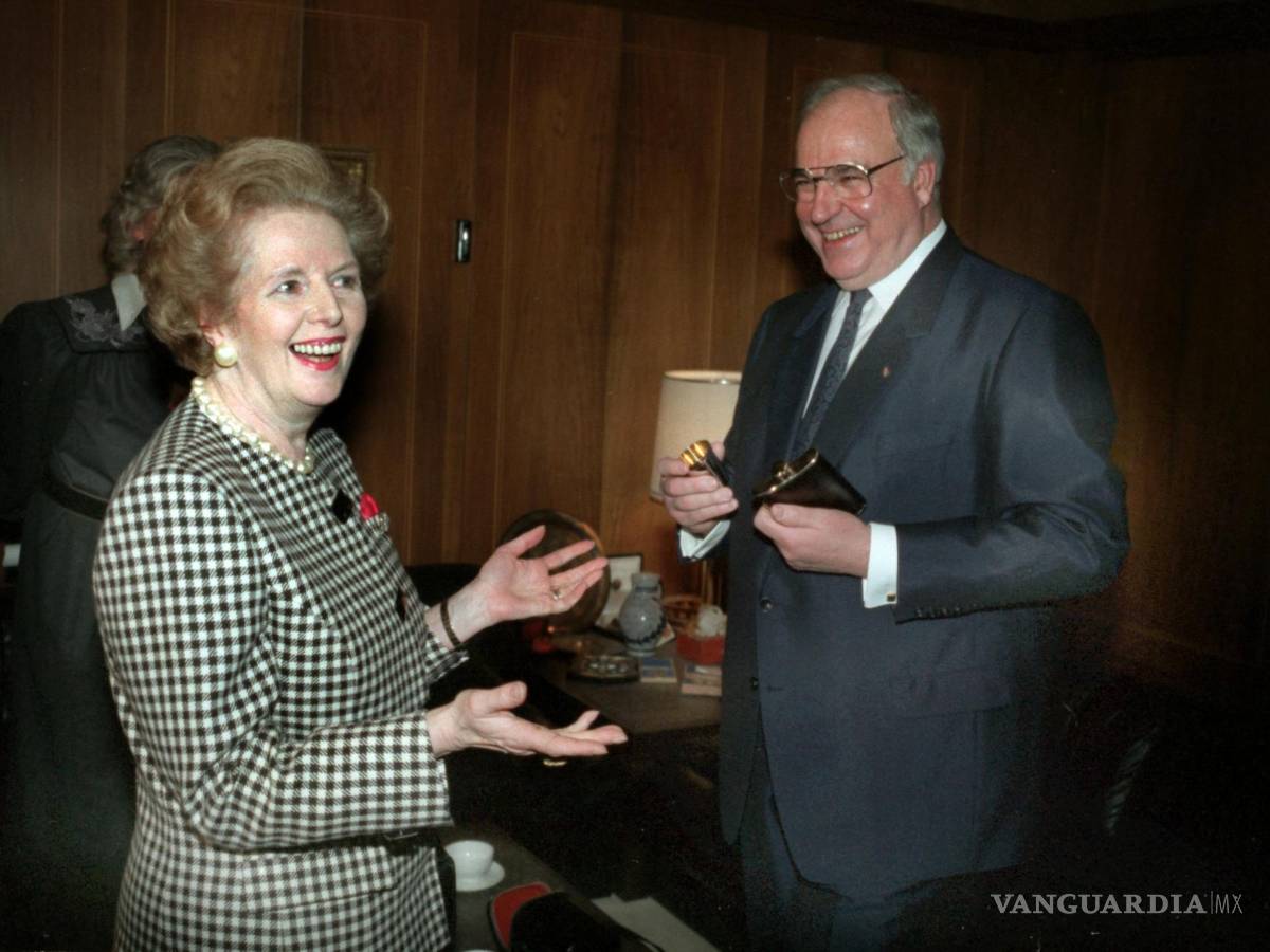 $!Fotografía del 21 de febrero de 1989 que muestra al excanciller alemán Helmut Kohl (d) junto a la ex primera ministra británica, Margaret Thatcher.