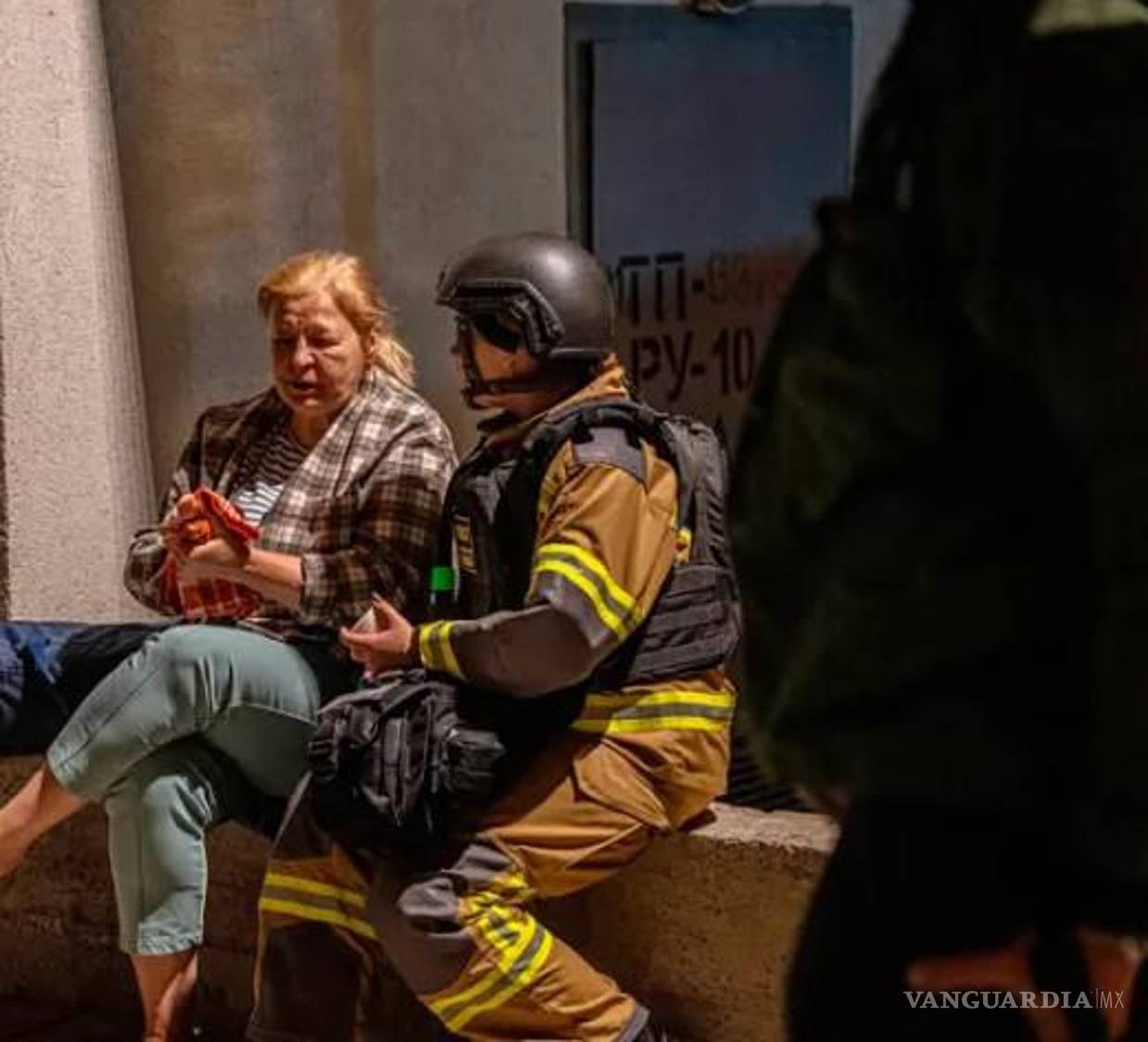 $!Un bombero, a la derecha, consuela a una mujer después de que su casa resultara dañada en un ataque aéreo ruso en Odesa, Ucrania, el jueves.
