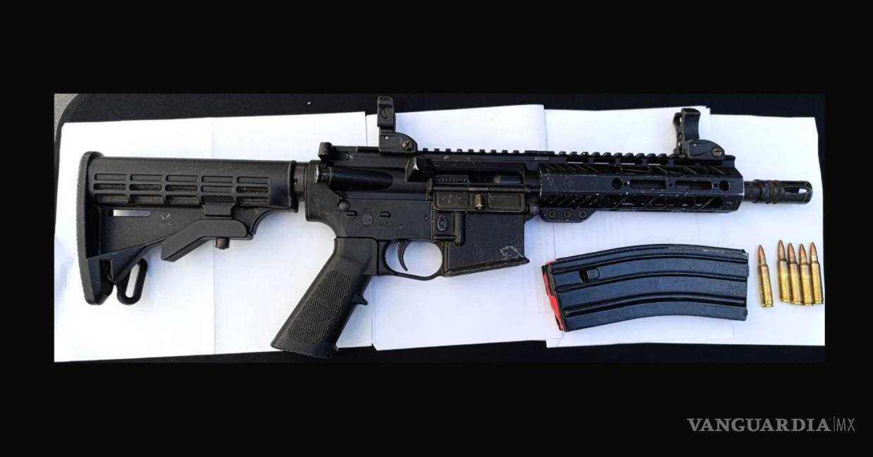 Detienen a 7 personas; 3 de ellos, adolescentes, en posesión de armas y drogas, en Nuevo León