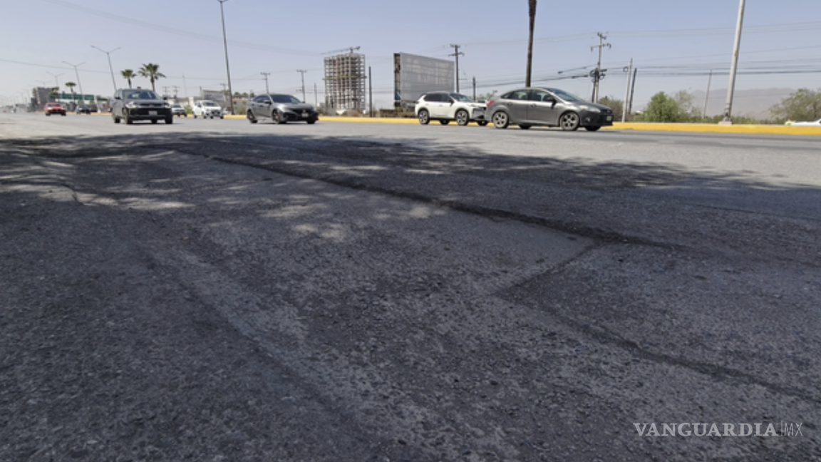 $!A la altura de la agencia Nissan y el hotel Fiesta Inn se observan reparaciones en distintas etapas, algunas de ellas sin quedar al mismo nivel del resto del asfalto.