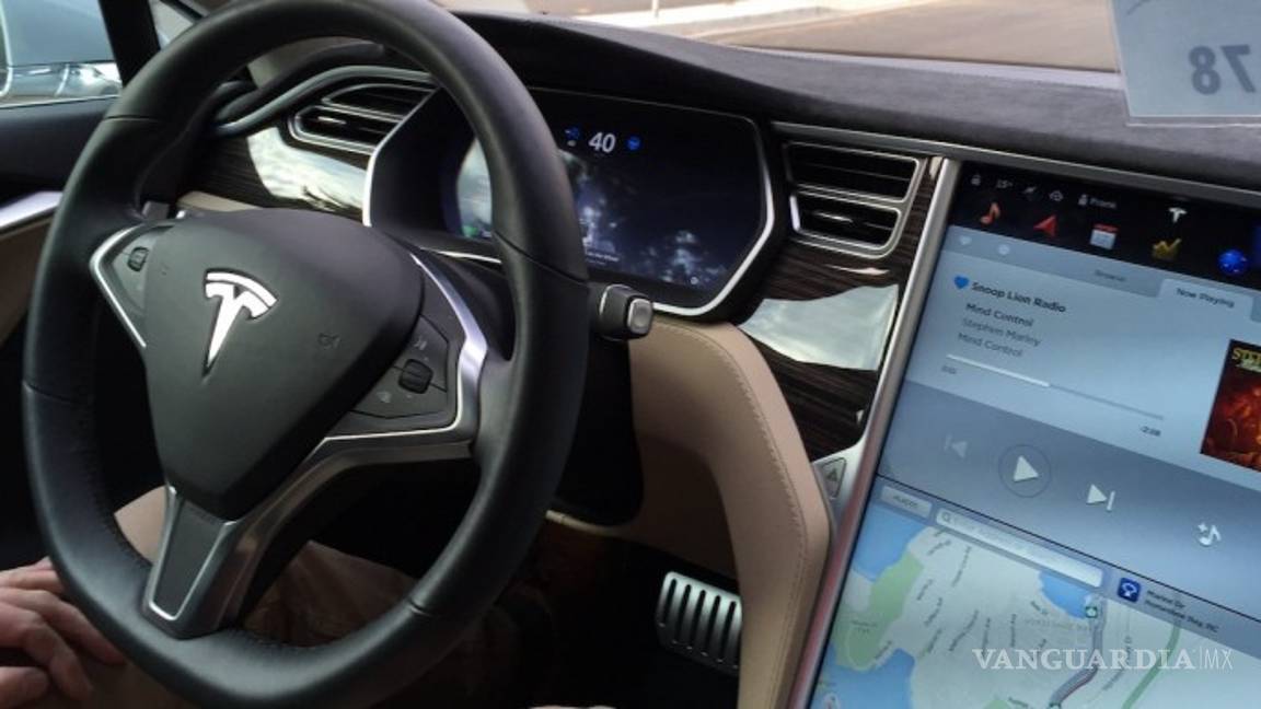 $!Tesla muestra su tecnología de manejo autónomo a inversores
