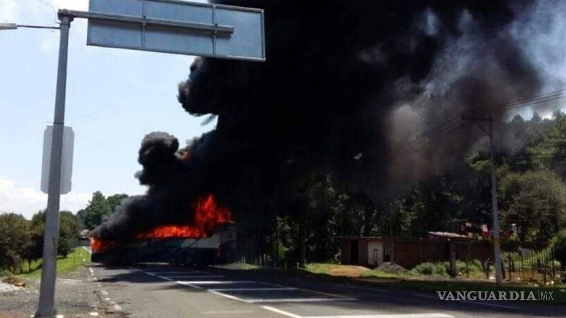 Normalistas incendian camión en Michoacán